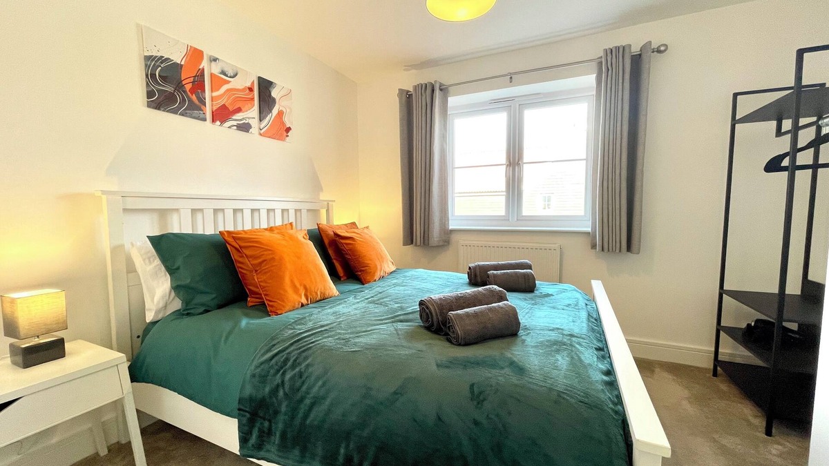 Blackmore End House | New Cosy Stylish 2 bedroom/2 bathroom House with Parking, in Bishops Stortford
