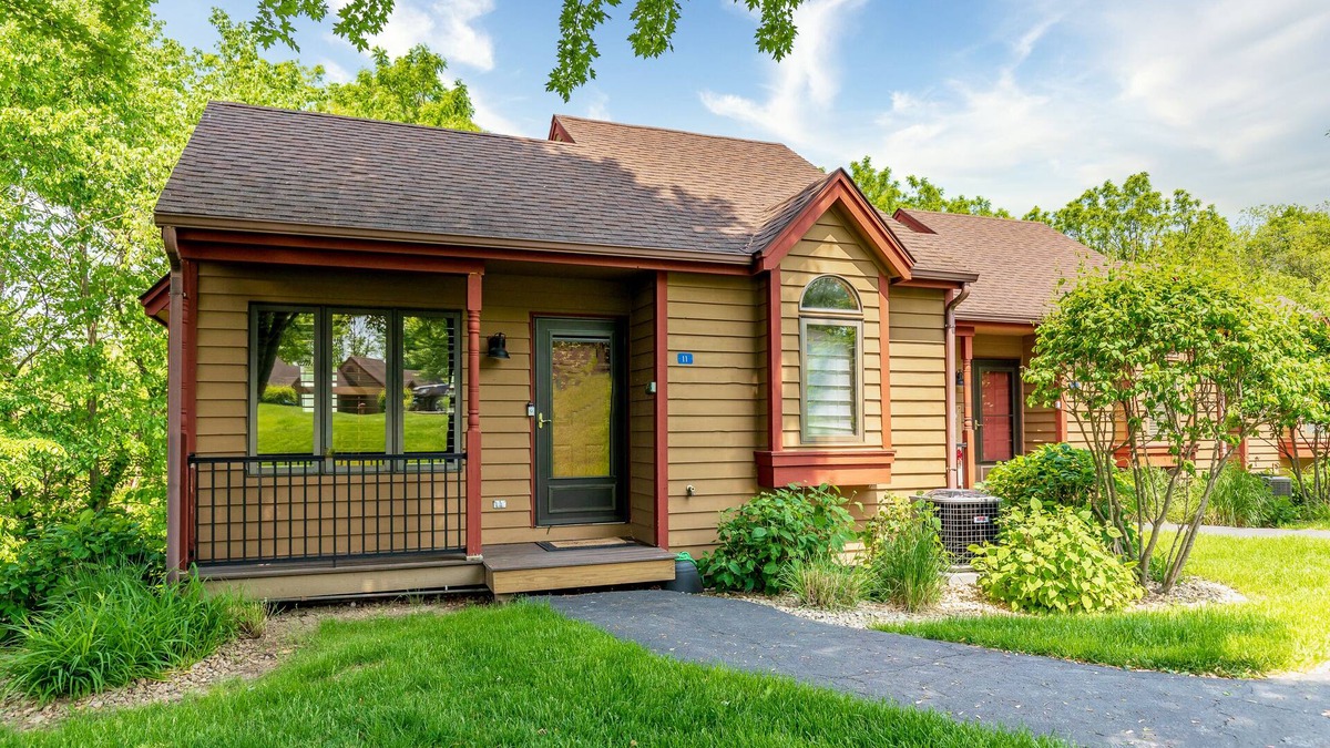 The Galena Territory House | New - Country Chic, Corner Unit, Dog Friendly - Only 12 Min to Downtown Galena