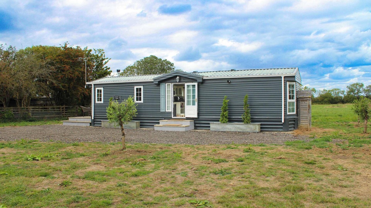 Holton Le Clay Cabin | NEW Couples Hideaway | Puppy Lounge & Horse Views