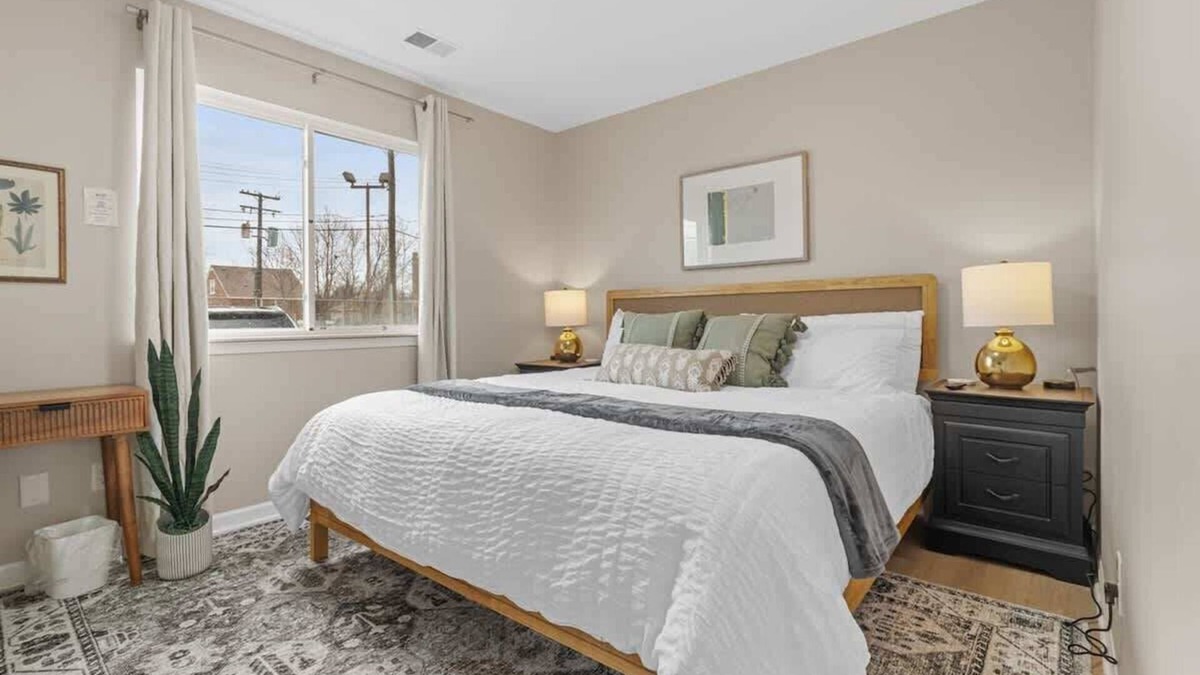 Roseville Apartment | NEW! Cozy 1BR Flat w/King Bed & Workspace