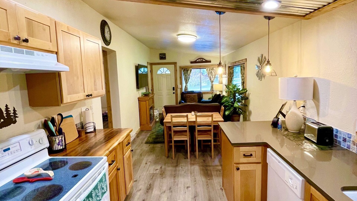 Paradise Estates Cabin | New cozy 2Br/2Bath cabin near Mount Rainier!