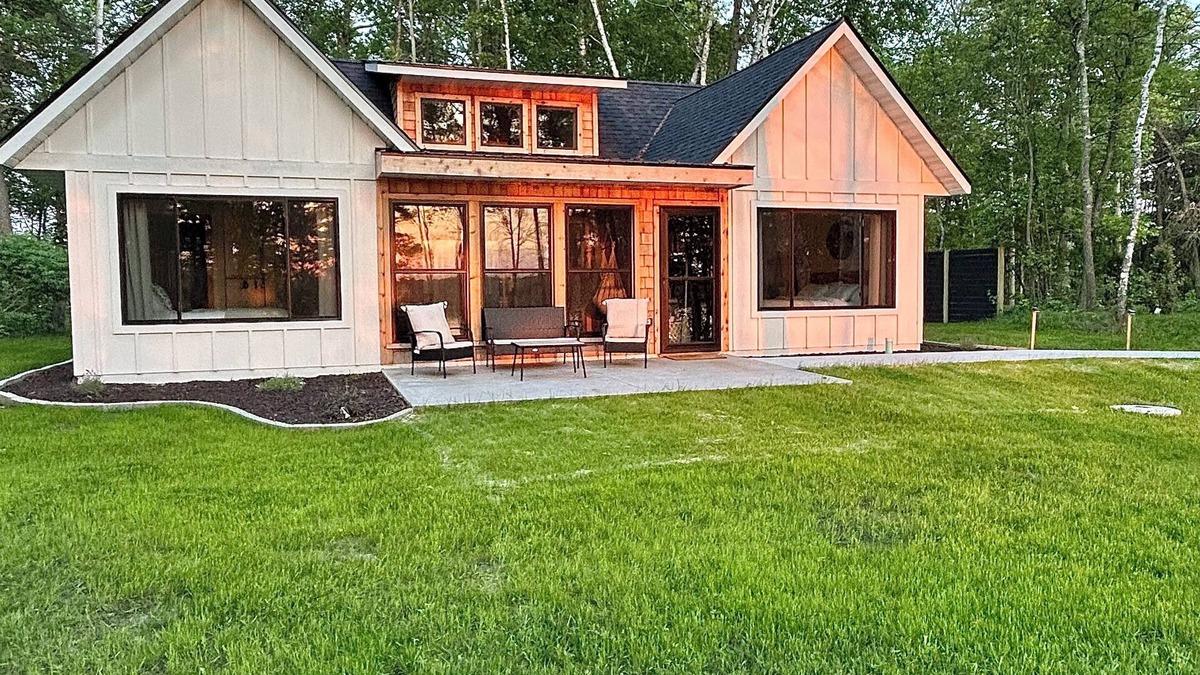 Ossipee Cabin | New Cozy 2BR 2Bath Waterfront Cabin! Firepit, Porch, Games, Stunning Sunset