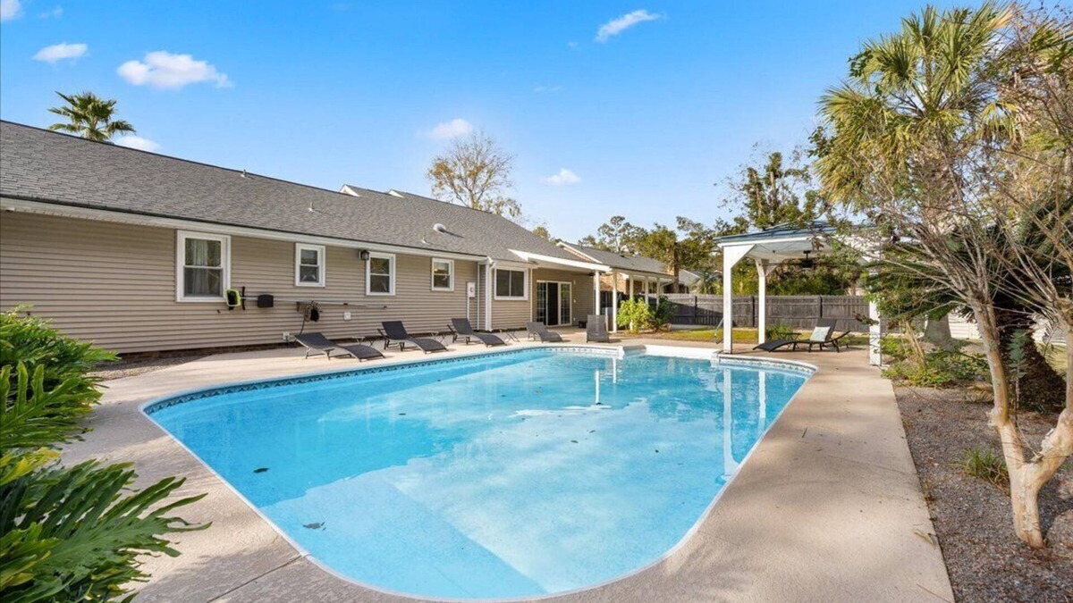 Lincolnville House | New! Cozy 4bd with pool in Summerville