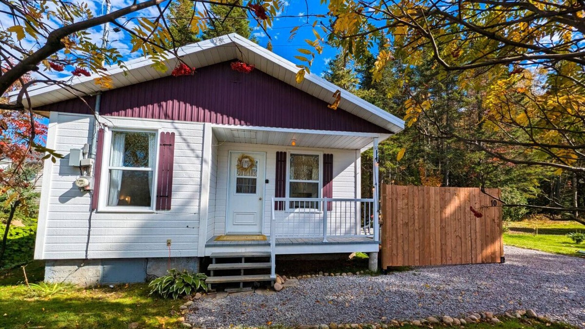 Saint-Tite-des-Caps Ski Chalet | New! Cozy and friendly chalet with spa & BBQ