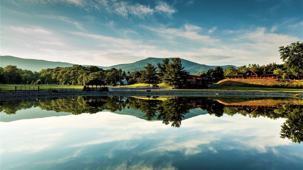 Stanley Cabin | NEW Cozy Couples Log Cabin #7 LURAY Hot Tub Stone Fireplace Mountain Views