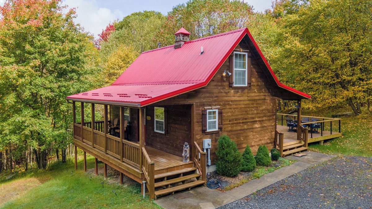 McHenry Cabin | New! Cozy Cub Cabin: Lake Area, Dogs Ok, Hot Tub, Fire Pit!