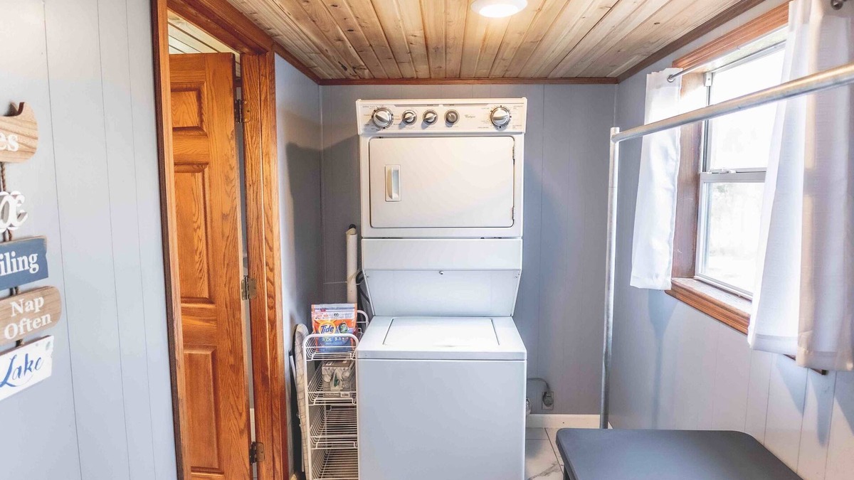 Somerset Cabin | NEW Cozy Lake House, Game Room, Fire-pit & Hot Tub & 1/2mile to boat ramp