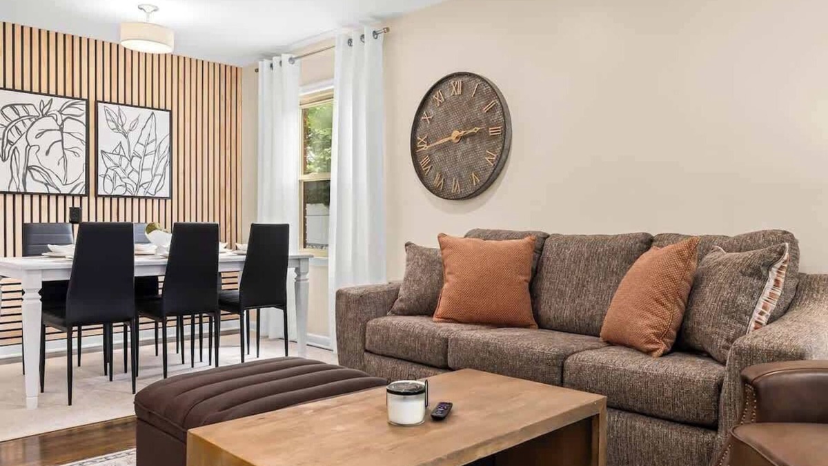 Roseville House | New! Cozy Mid Century Modern Oasis 3bd Home