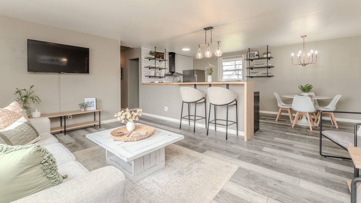 Westfield House | NEW! Cozy Ranch/Sleeps 8/5 Mins to Grand Pk/Just Mins to Downtown Westfield!
