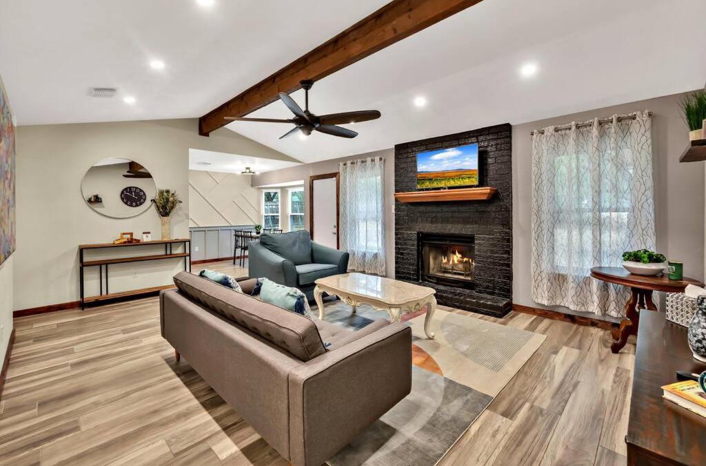 Hewitt House | New Cozy Retreat Located 15 minutes to Waco