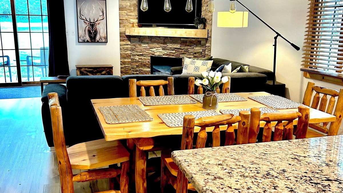 Utica House | NEW ! COZY , RUSTIC 2-bedroom townhome Near STARVED ROCK !