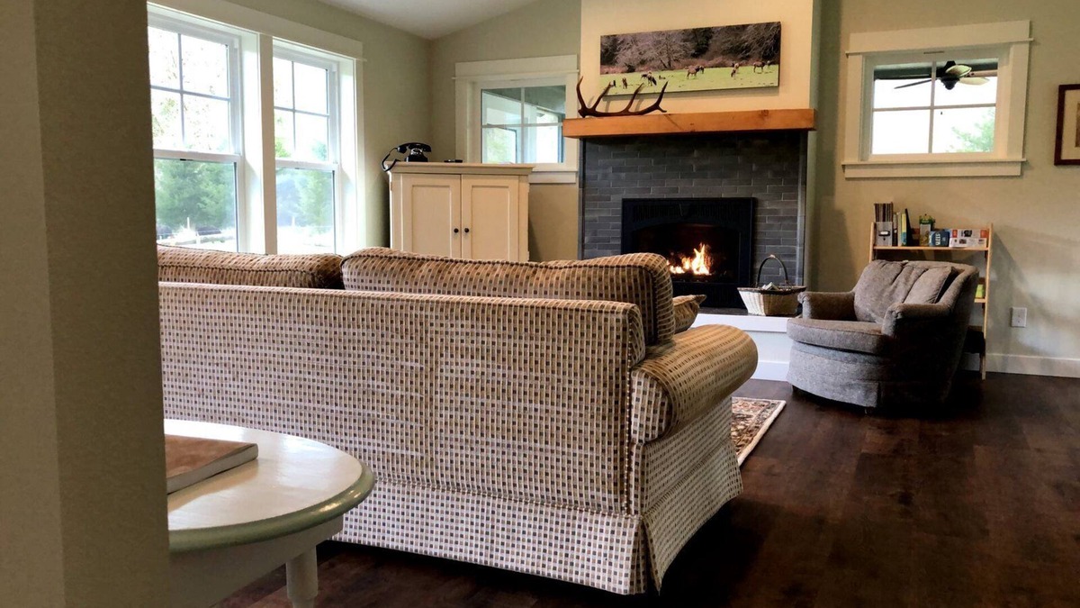 Skamokawa House | New creek-side home in the country with modern amenities