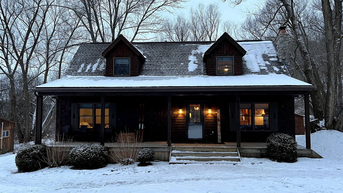 Little Valley Cabin | ❤⛷❄❤NEW! ☃⛷❄ Creekside Cabin-10 mins to EVL