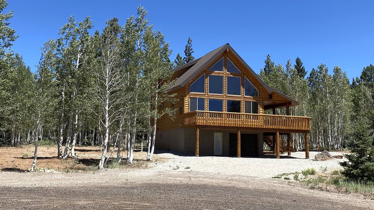 Duck Creek Village Cabin | New Custom Cabin Tucked Away in the Aspen Trees - 4bedroom, 4.5bath