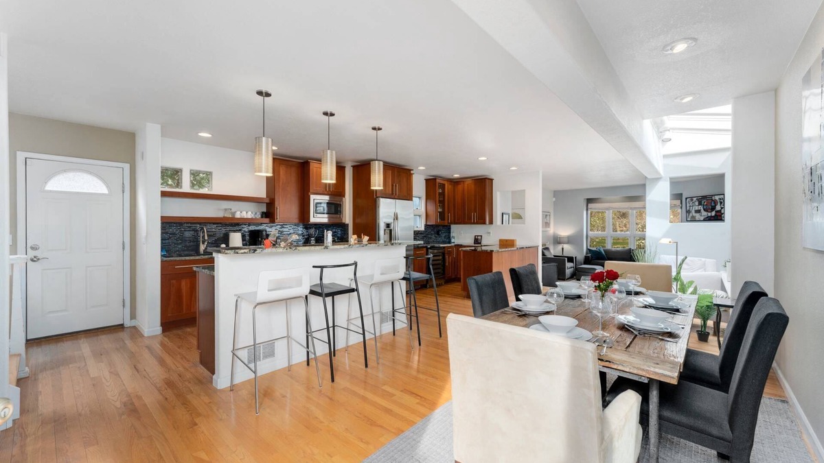 Alamo Placita House | New Denver Escape. 3 bedroom. Near everything.