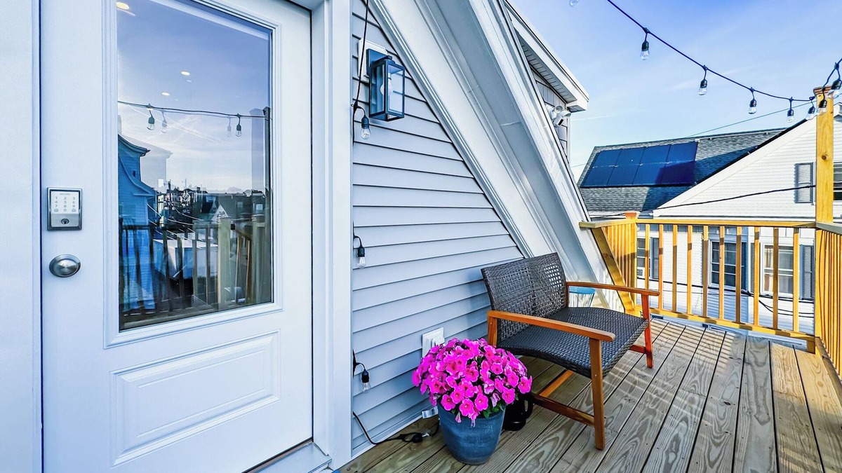 Gloucester Apartment | New Design - Walk to DNTN, Beauport, Beach, Train