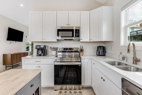 Kenilworth House | New Designer 1 Bed Home, Walk to Biltmore Village
