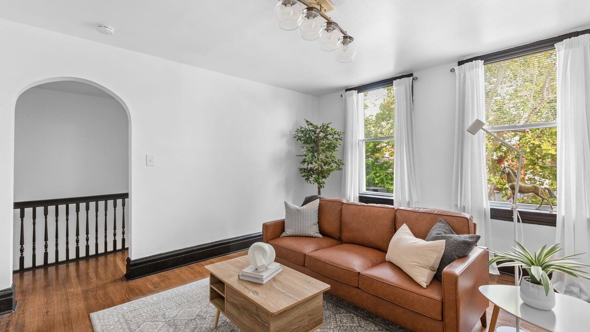 St. Louis Apartment | NEW! Designer 2 bedroom apt w/king bed, 65" TV, fenced yard & WiFi - pets <3