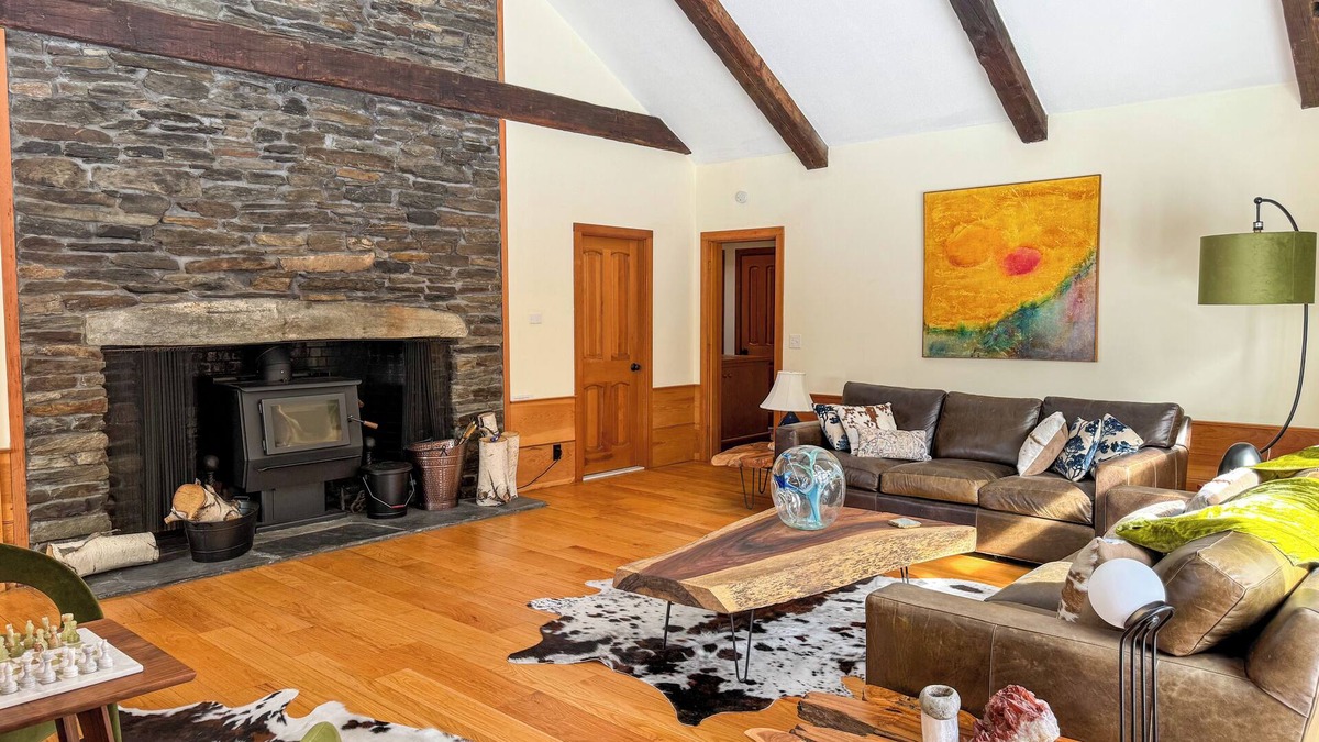 Lebanon House | NEW - Designer Home - Mins to Lebanon/Hanover - Chef's Kitchen - Sauna -Sleeps 8