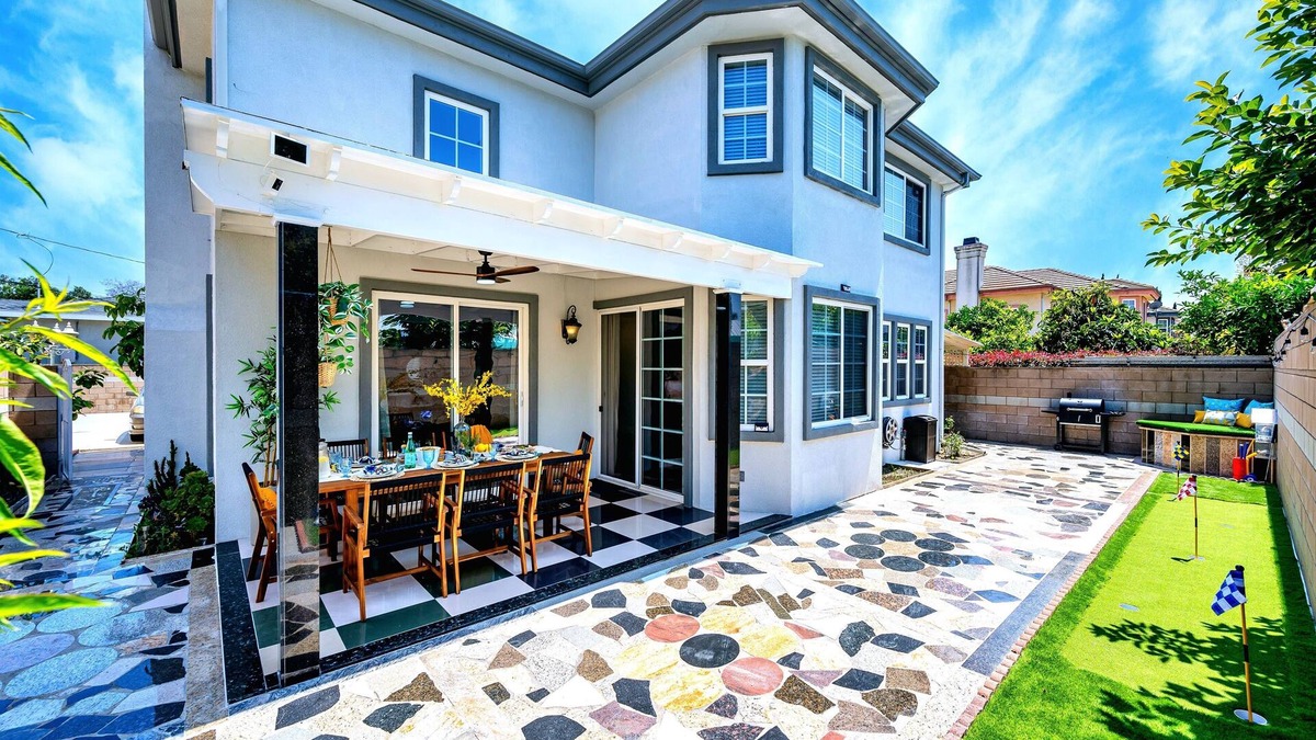 El Monte House | New Designer Home Retreat 16 ppl near Disney Universal DTLA and Beaches.