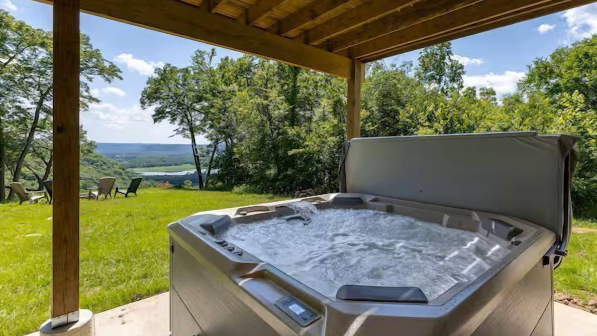 De Soto House | NEW!/Diamond in the Bluff/HOT TUB/Sleeps 6