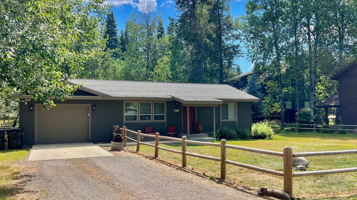 McCall House | New - Dobby's Place - Fenced yard - Close to downtown - WiFi - Pet-friendly - Garage