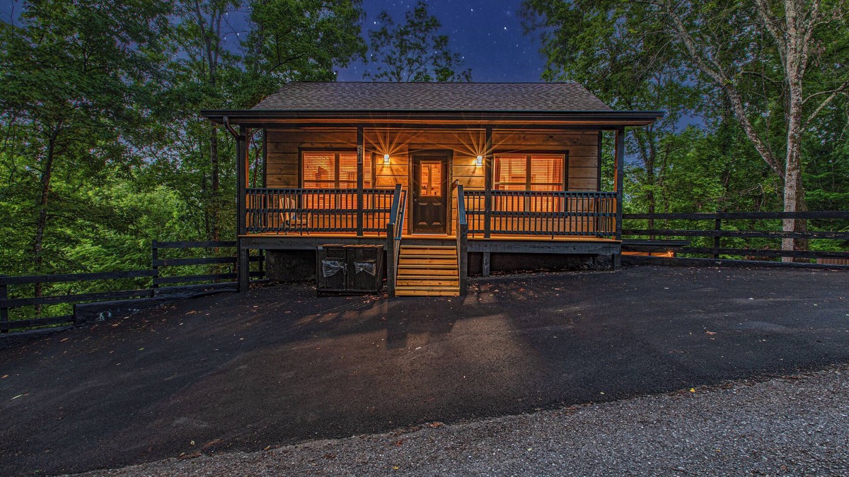 Sevierville Cabin | New - Dollywood - Fire pit - Arcade - Family Getaway