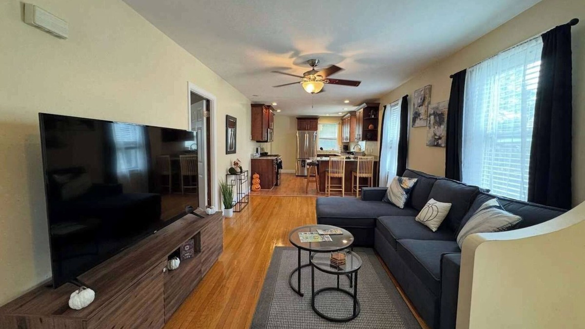 Salem Apartment | NEW Downtown Central Salem Retreat 2bd W/parking