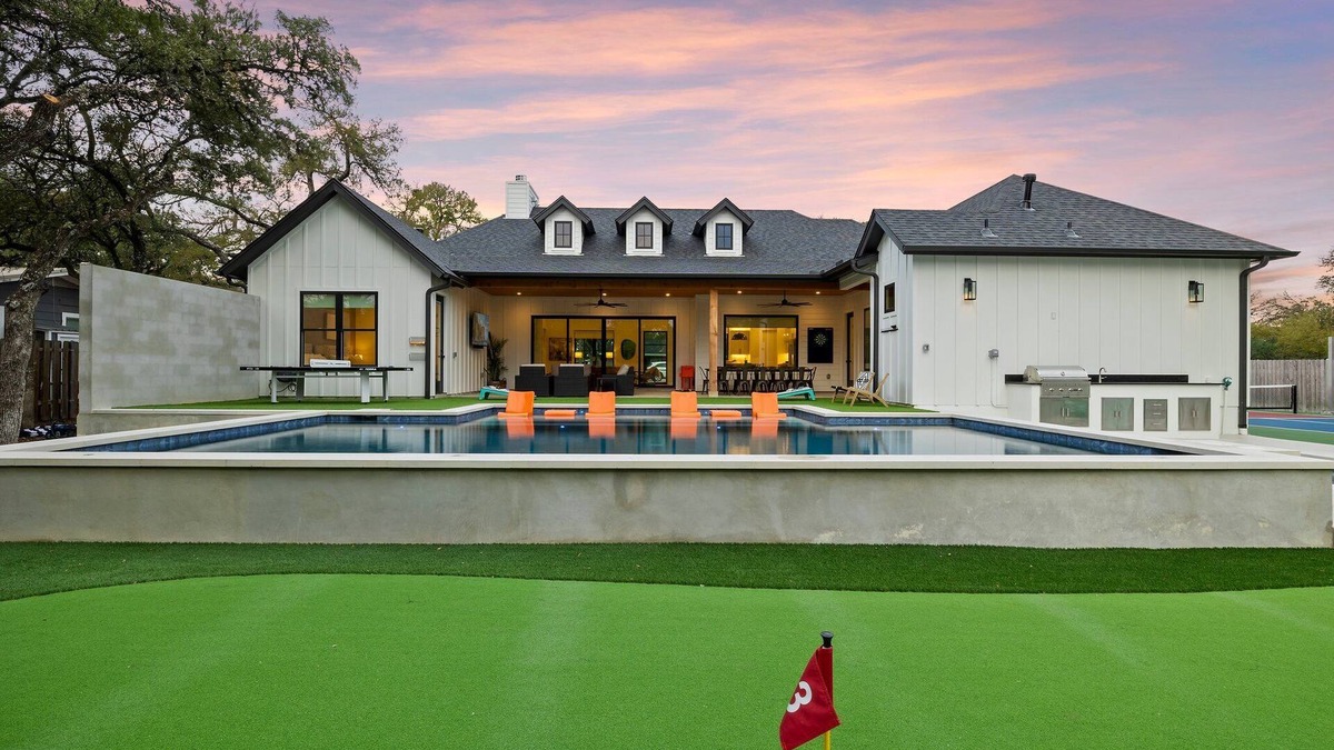 Dripping Springs House | -NEW-Downtown DRIPn Pool/Spa/Golf/Pickleball/30Guests