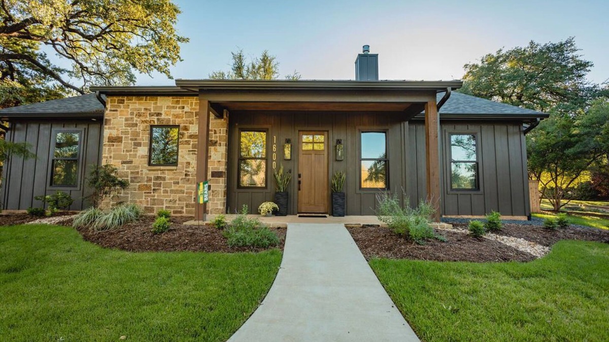 Waco House | New & Downtown! The Bear Claw