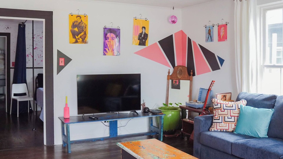 Tupelo House | NEW DOWNTOWN TUPELO- HOUND DOG BUNGALOW -ROCK-N-ROLL themed 1BR 1B Shotgun style