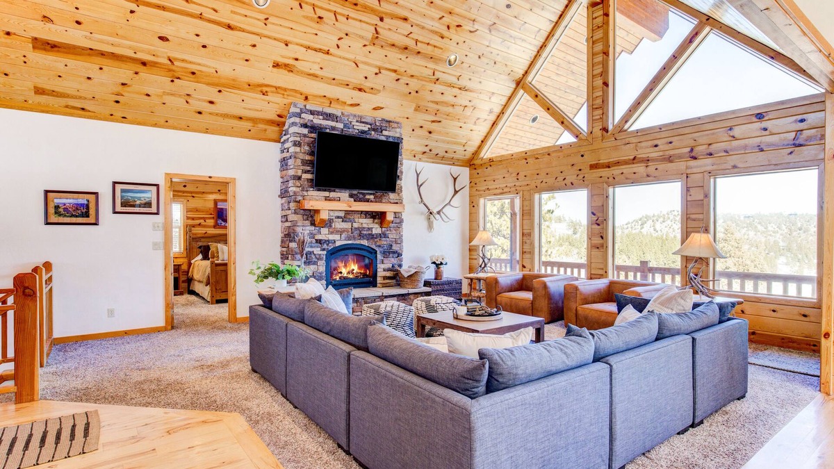 Mammoth Creek Cabin | NEW Duck Creek ⛰ Escape w/View+AC! ~30 mi. Bryce/Zion