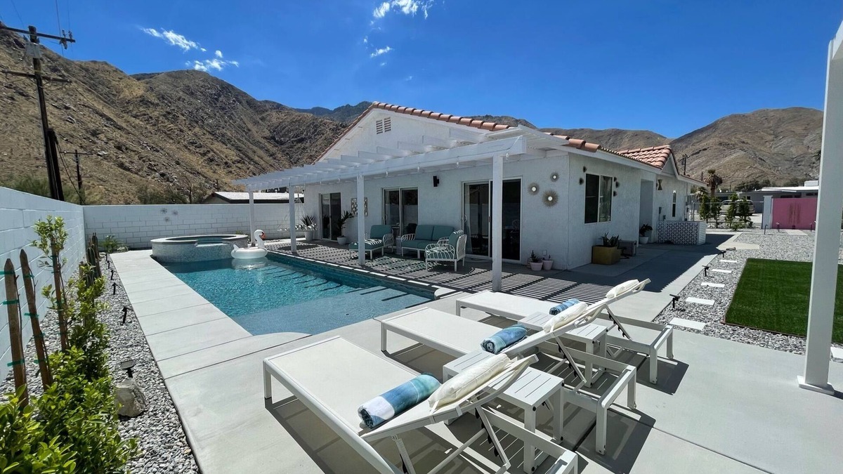 Palm Springs House | -NEW-Eclectic house Palm Springs-San Jacinto Mtn views, saltwater pool- sleeps 8