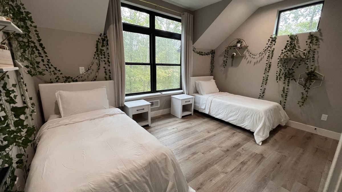 Rowland House | New, elegant and cozy home at Masthope Mountain