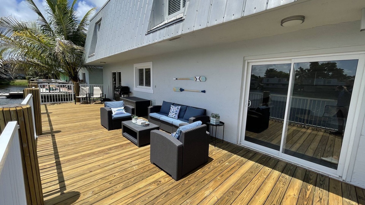 Central Corals House | NEW Elegant Lake House! 10min from the Beach!