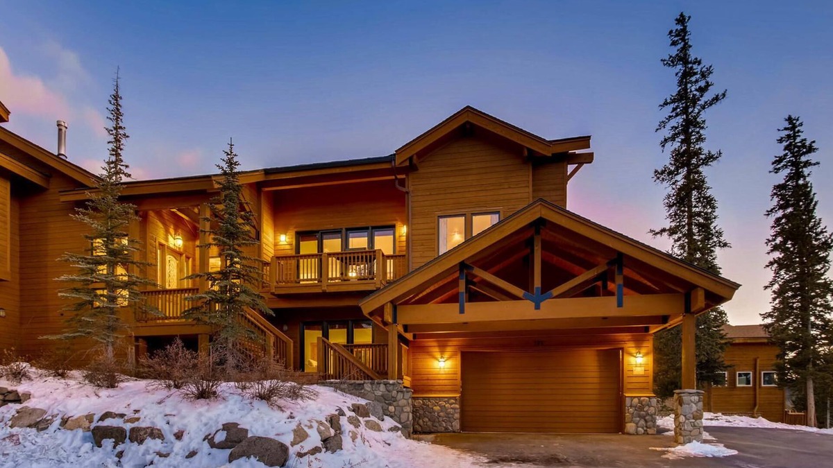 Woodmoor Cabin | NEW Emmett's Peak in Breck, Forest & Mountain Views, 5min drive to Slopes/Downtown, Hot Tub