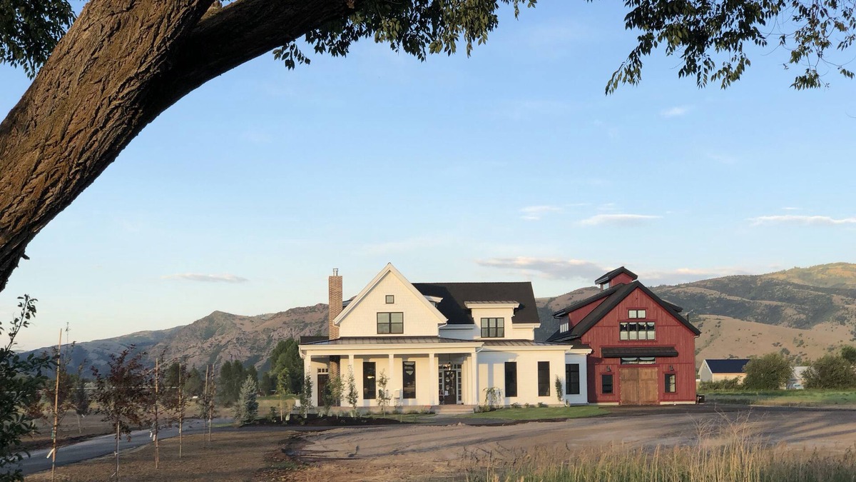 Huntsville House | New England Charm Farmhouse (30 Night Minimum)