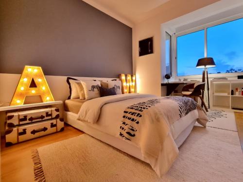 Linda-a-Velha Apartment | NEW - Epic Design -AC, Balcony, Free Parking