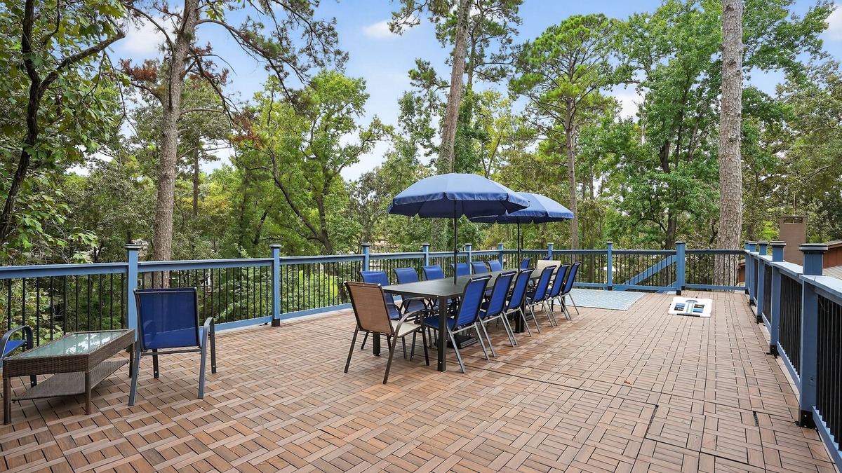 Pointblank House | NEW! Evergreen Estate with Rooftop Balcony & Games
