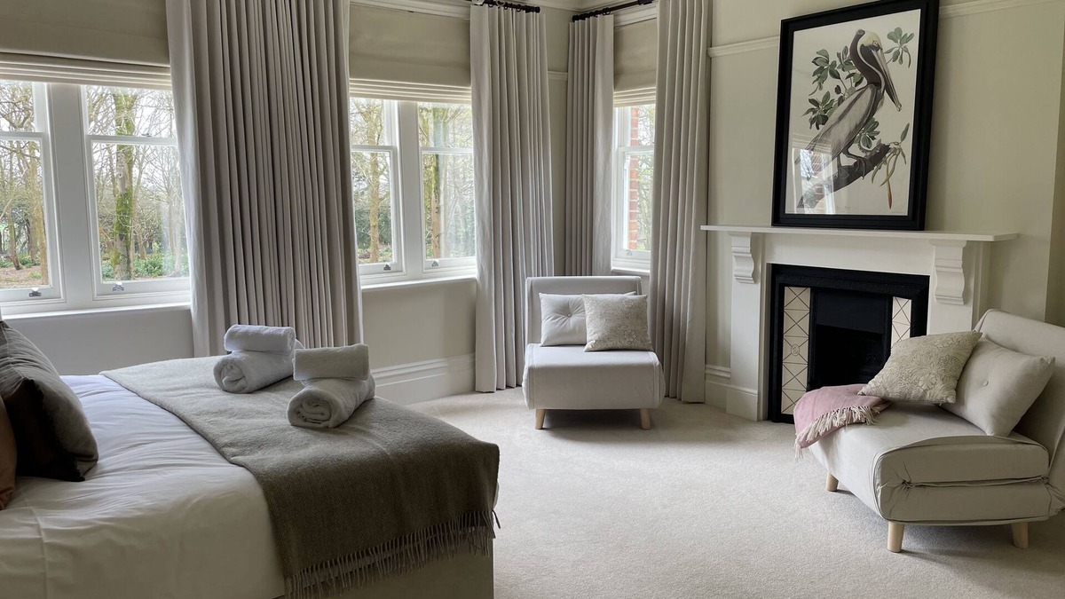 West Parley House | NEW Exquisite & Stylish Country Home, Spa Pool, Huge Grounds, Sleeps up to 16,