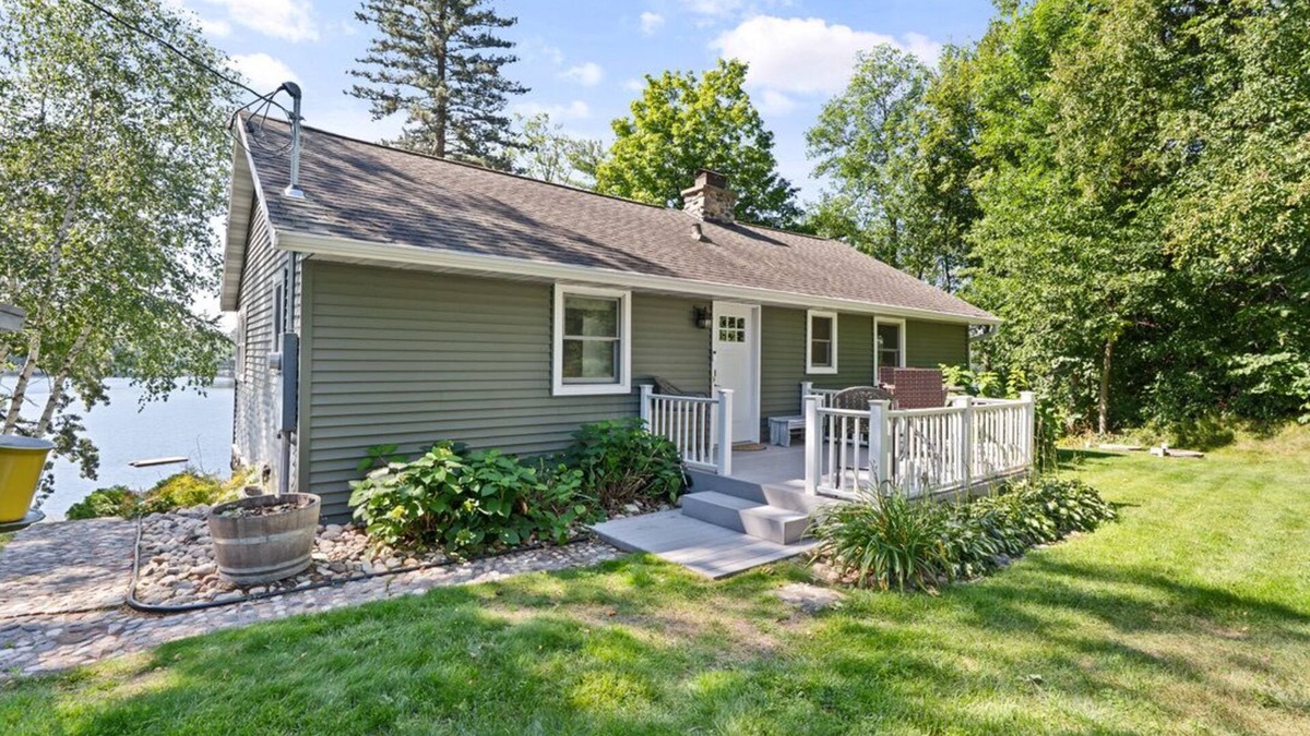 Garrison Cabin | *NEW* Fairytale Lakefront Cottage w/Sleeping Loft