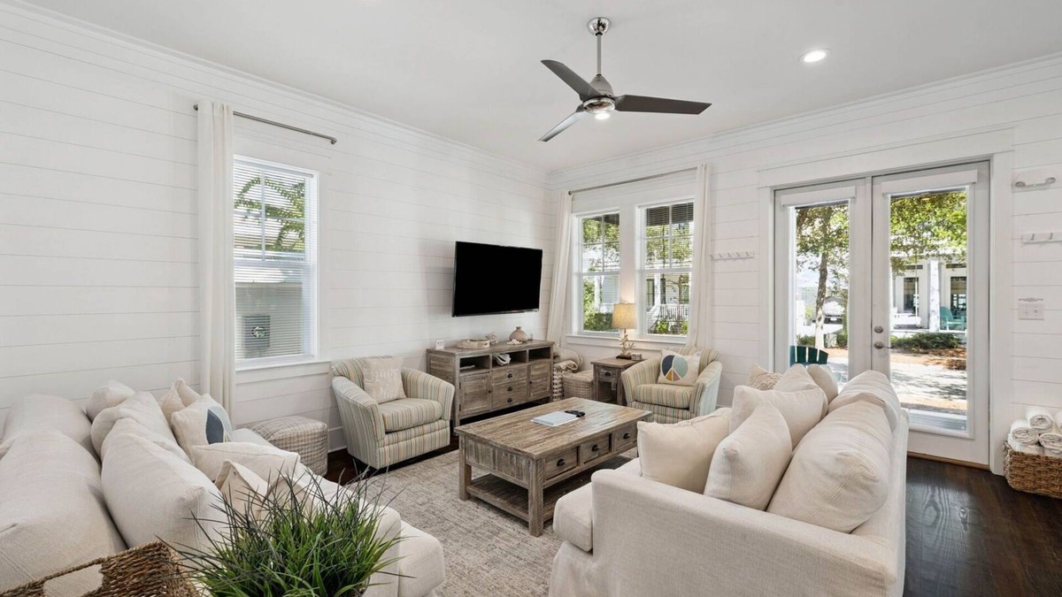 Greenway Park House | NEW! Fall Break OPEN 4 BR, Pool, Bikes & close to shopping & beach
