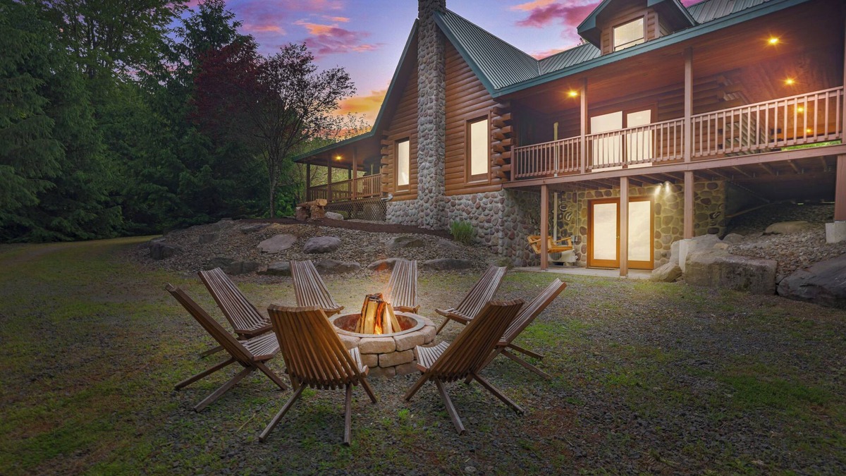 Greentown Cabin | NEW Family Cabin near Lake Wallenpaupack-Hot Tub-Trails