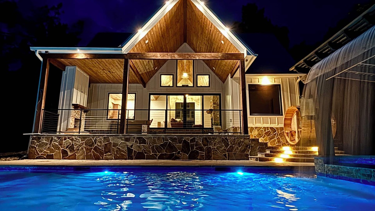Broken Bow Cabin | New Family/Couples Cabin w/Heated Pool/Sauna/Hot Tub/Firepit/Private/Fireplace