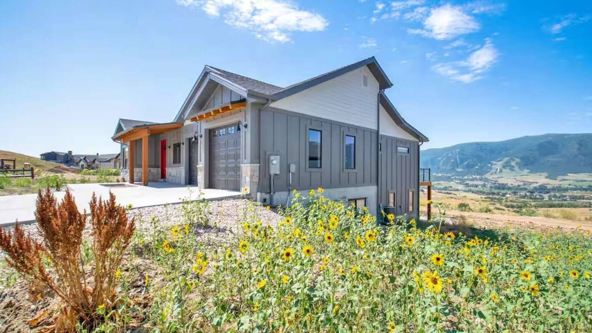 Wolf Creek House | New Family Home in Eden w Hot Tub and Great Views