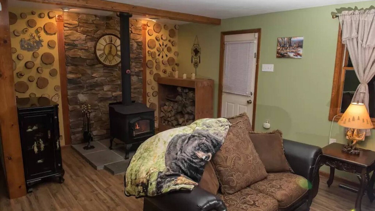 Albrightsville Cabin | NEW! FAMILY RETREAT -GAME ROOM -FirePit-Huge Patio-Walk to Lakes/Beaches-Tennis