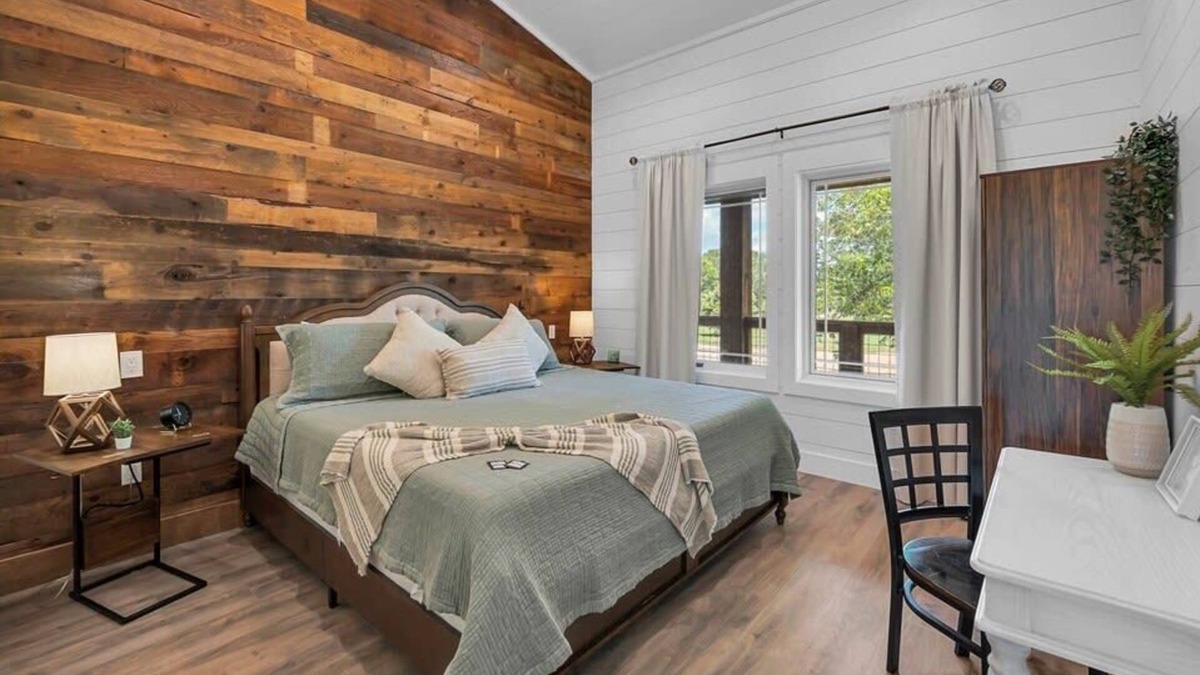 Waco Villa | New Farm Stay - The Eclair Suite