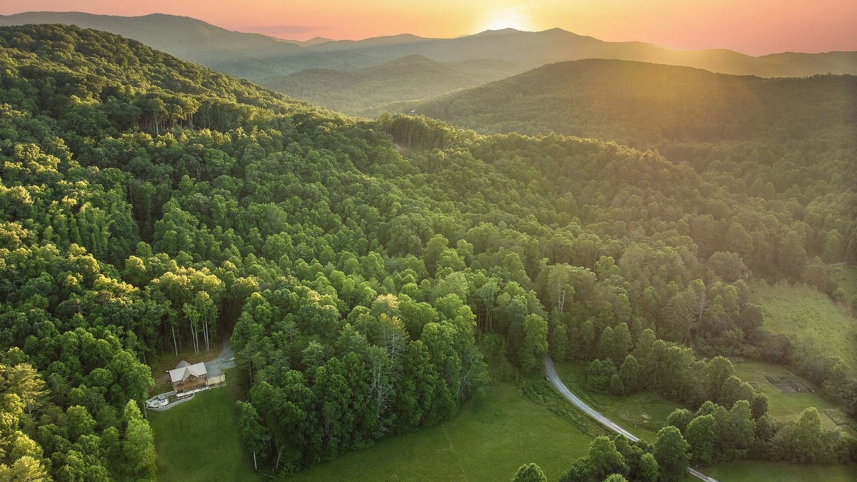 Epworth Cabin | NEW! - Fish the CREEK/Mountain VIEWS/mini-GOLF/hot tub/3 acres/Dog friendly
