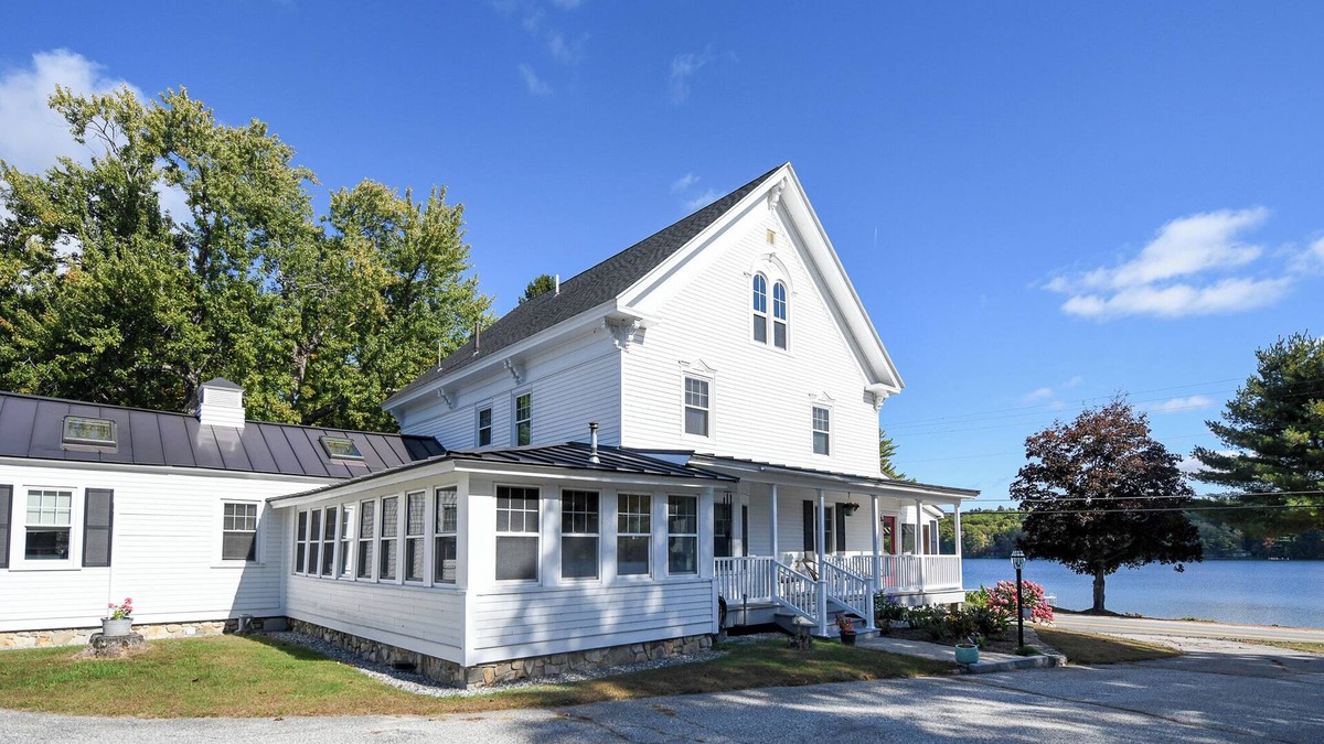 Casco House | * NEW FOR 2025 * Exquisite Art-Filled Retreat on Pleasant Lake