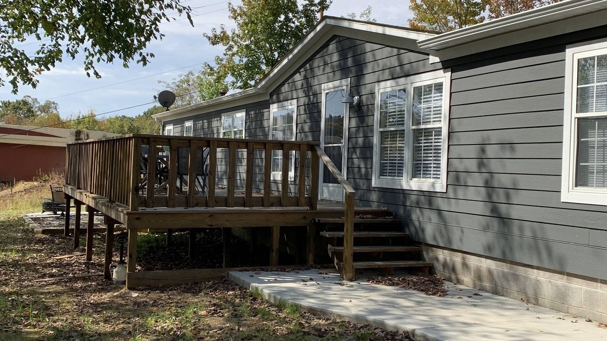 Nelsonville House | New for FALL 2022! The Foundry 15 minutes from Hocking Hills or Ohio University.